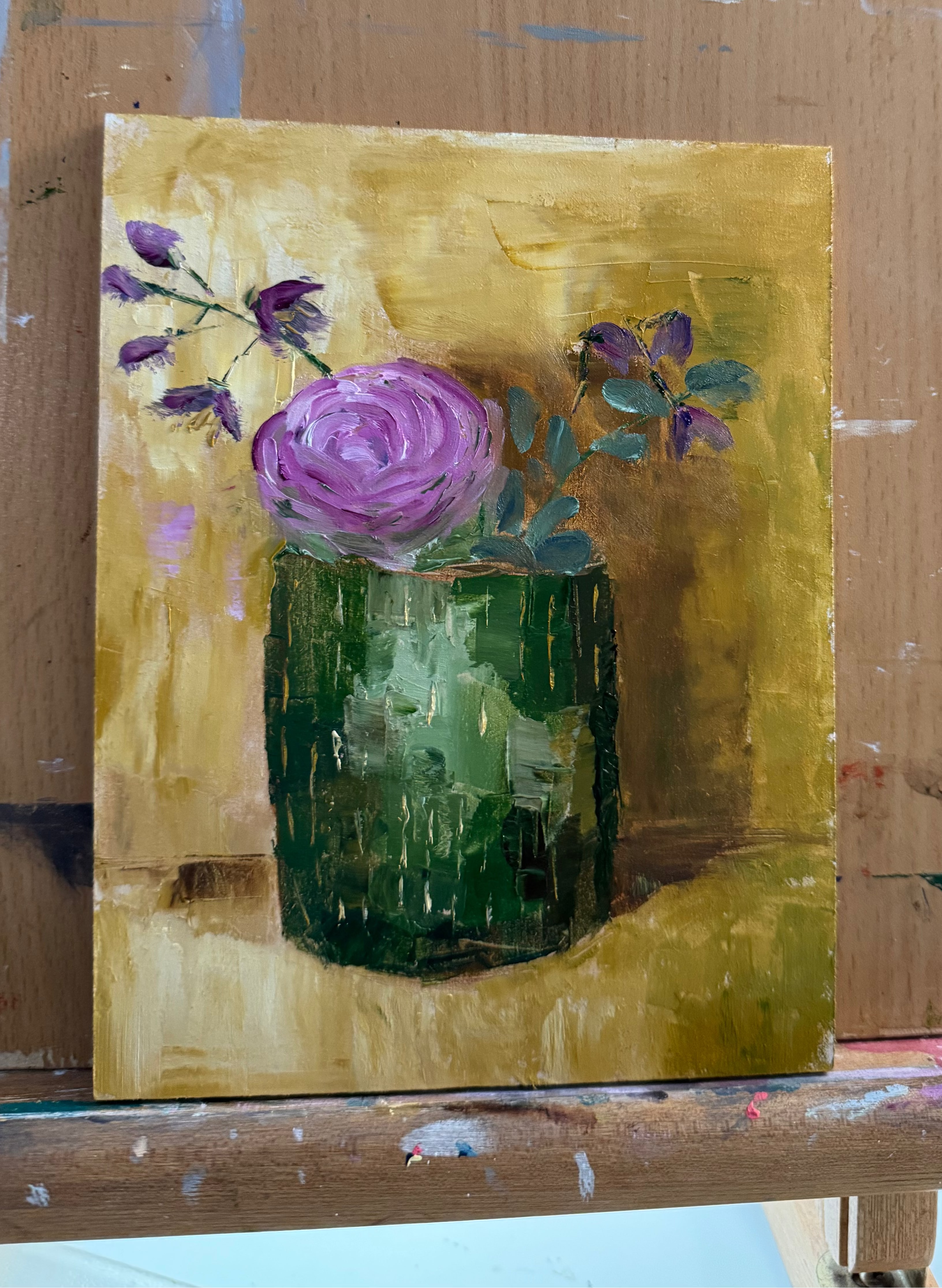 Groene vaas met bloemen